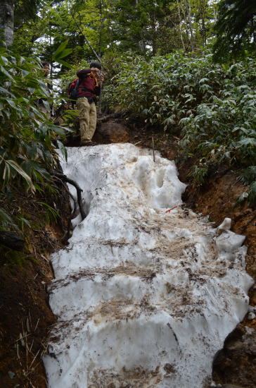 登山道の残雪