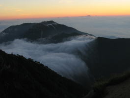 燕岳山頂より餓鬼岳の滝雲