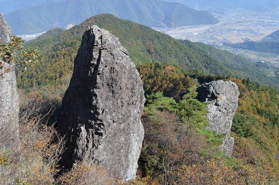 坊抱岩