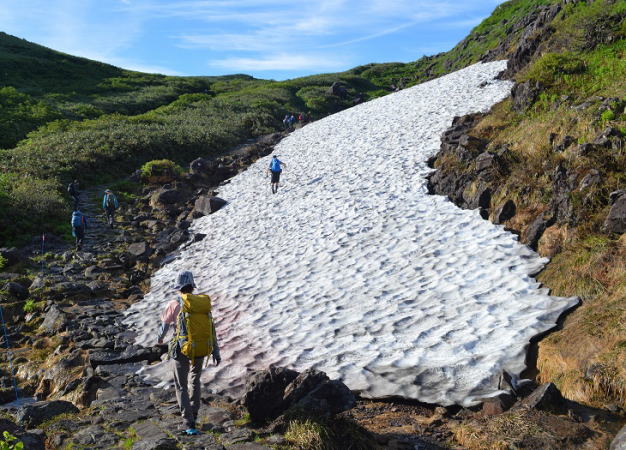 石畳の登山道