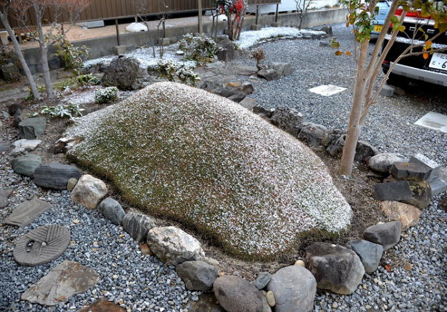 細雪の雪を纏った築山