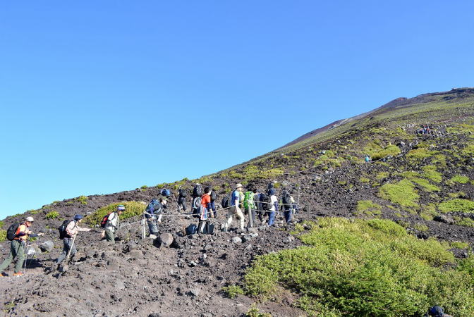 登山者の列