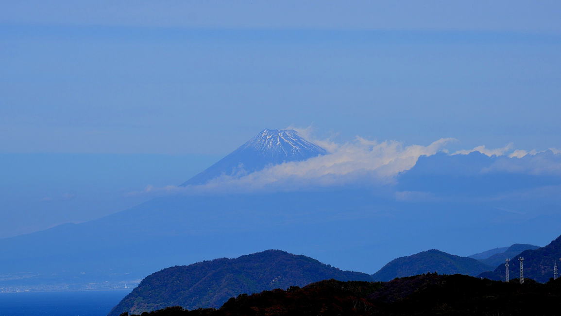 富士山雲をまとう