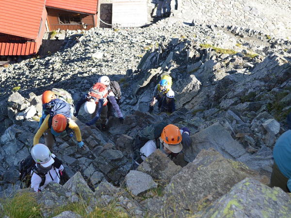 穂高岳山荘から登り