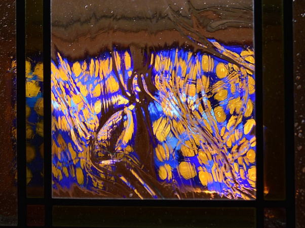 アンティークグラスに映り込むロンデルの窓