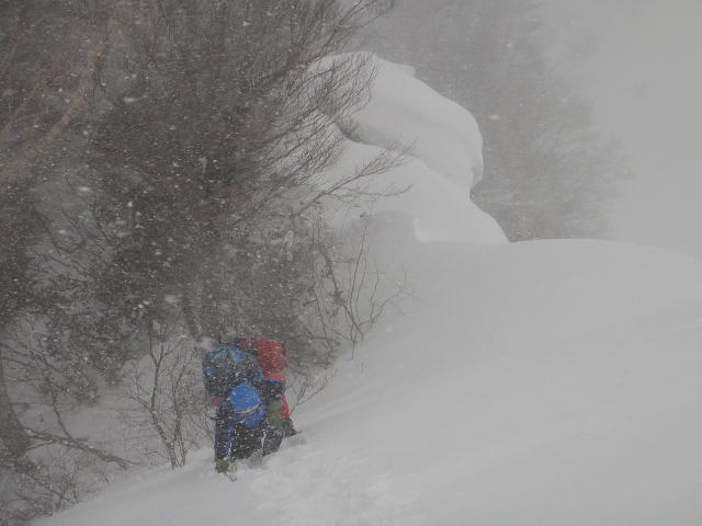 落ちそうな雪庇