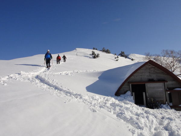 避難小屋着