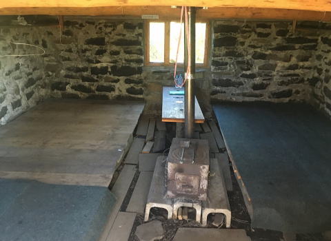 避難小屋内部