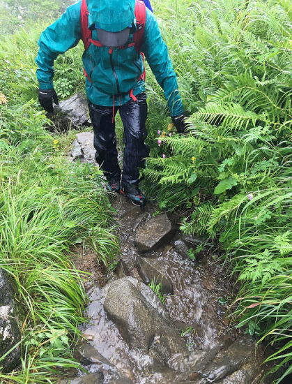 水路状になった登山道
