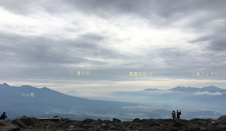 山頂から望む峰々