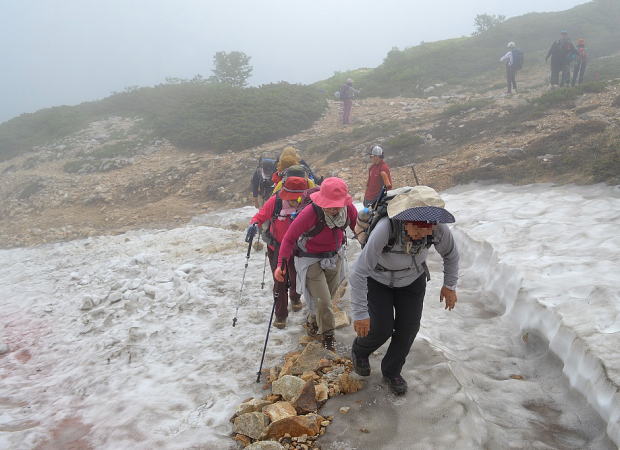 残雪の登山道