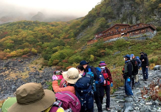 涸沢小屋と紅葉
