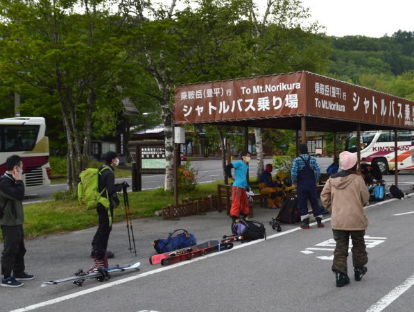 春山バス乗り場観光センター前