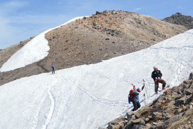 稜線より蚕玉岳、乗鞍岳山頂