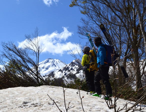 新田山山頂着