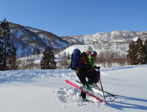 鍋倉山をバックに