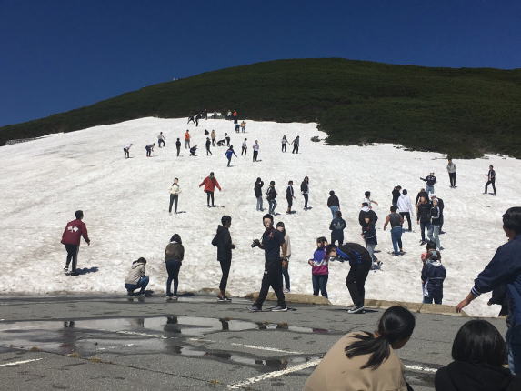 残雪で雪遊び