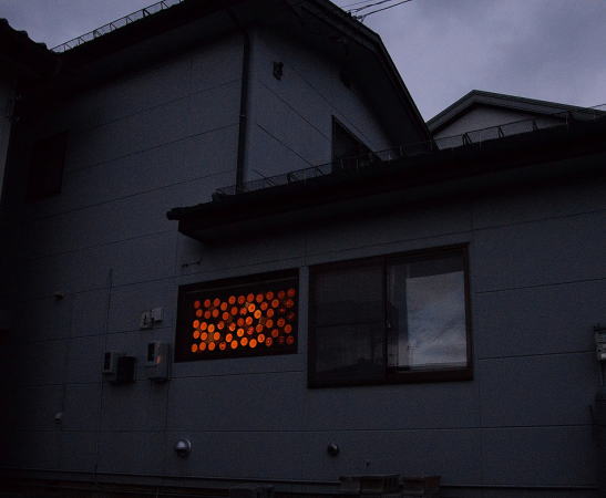 夜明け前外に漏れる光
