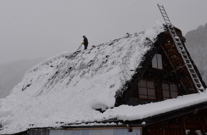 合掌造りの雪下ろし