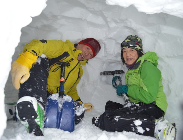 雪洞内雪堀作業