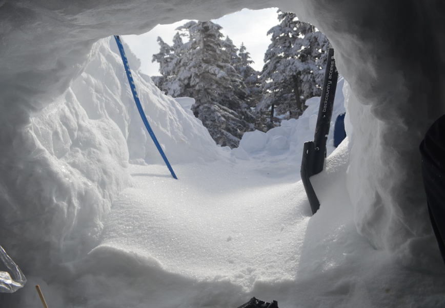 朝雪洞内からの外