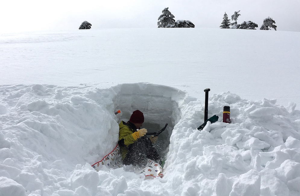 雪洞掘り