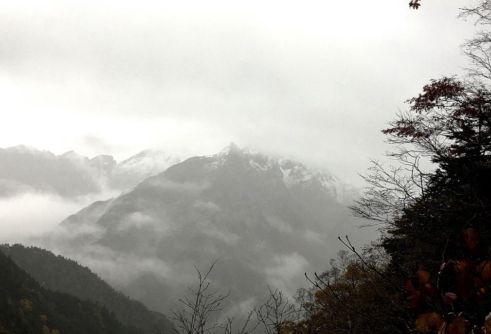 穂高、明神岳初冠雪