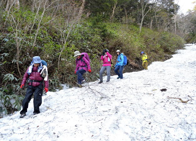 残雪下山