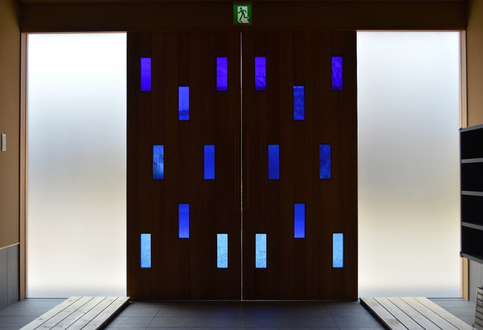 ブルーのガラスの大扉