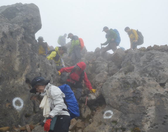 山頂直下の岩場通過
