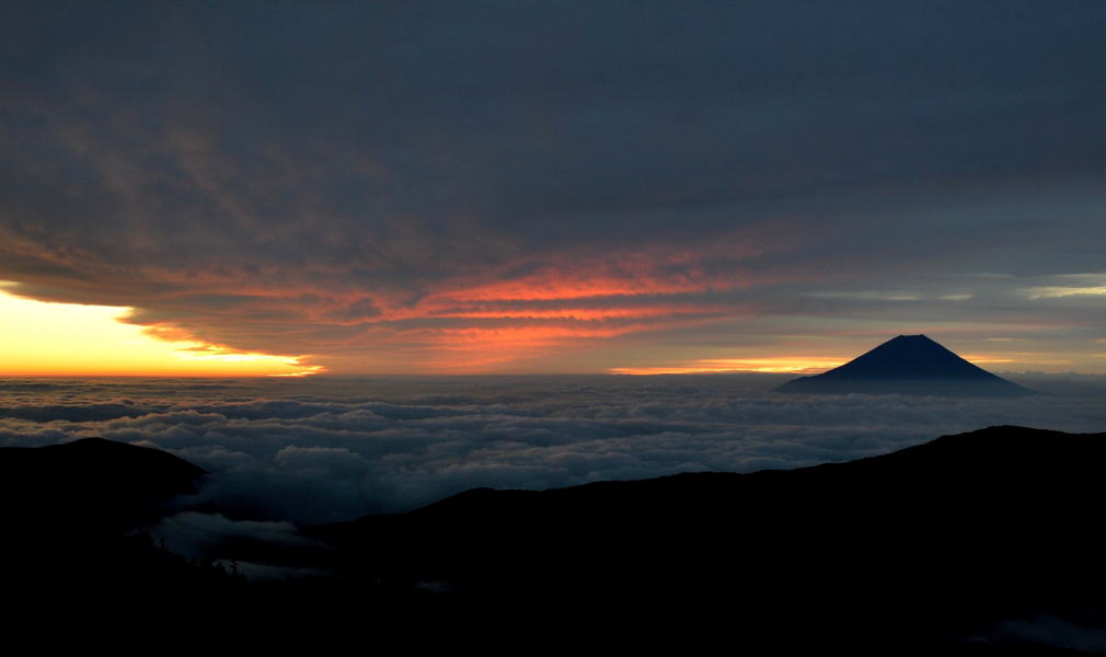 荒川三山、千枚小屋より富士山