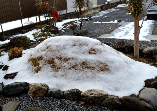 築山の雪解け